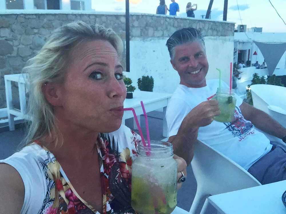 cocktails in favo bar adamas. Cheers op de pre-honeymoon!